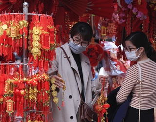 春节将至 越南民众街头置办年货