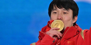 齐广璞登上最高领奖台，含泪亲吻金牌