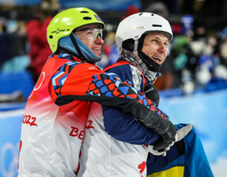 乌克兰和俄罗斯选手在北京冬奥会上拥抱庆祝摘牌