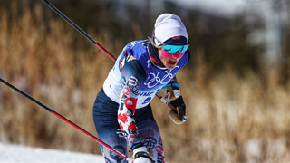 越野滑雪女子30公里集体出发，挪威选手摘金
