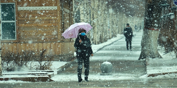 新疆阿勒泰持续降雪