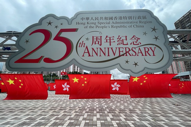 香港庆祝回归25周年 黄大仙广场周围已成红色海洋