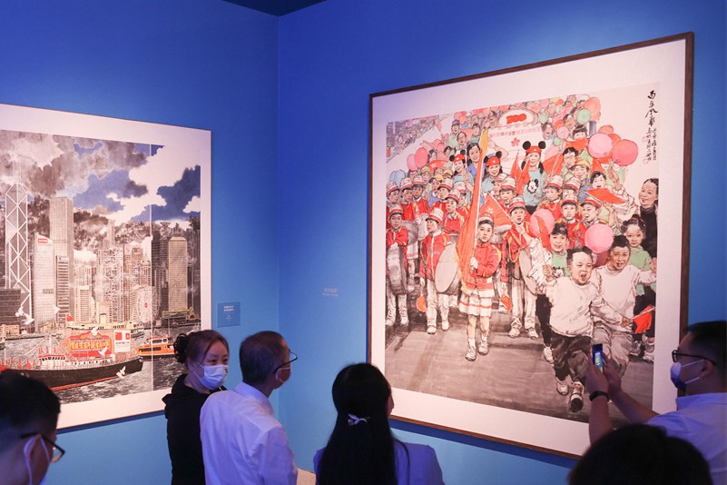 北京：“庆祝香港回归祖国25周年美术作品展”吸引众多市民观展