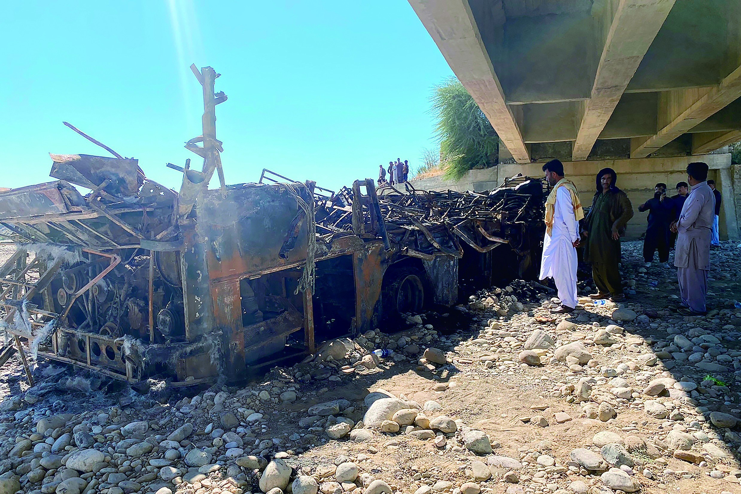 巴基斯坦长途客车坠桥，至少41人遇难