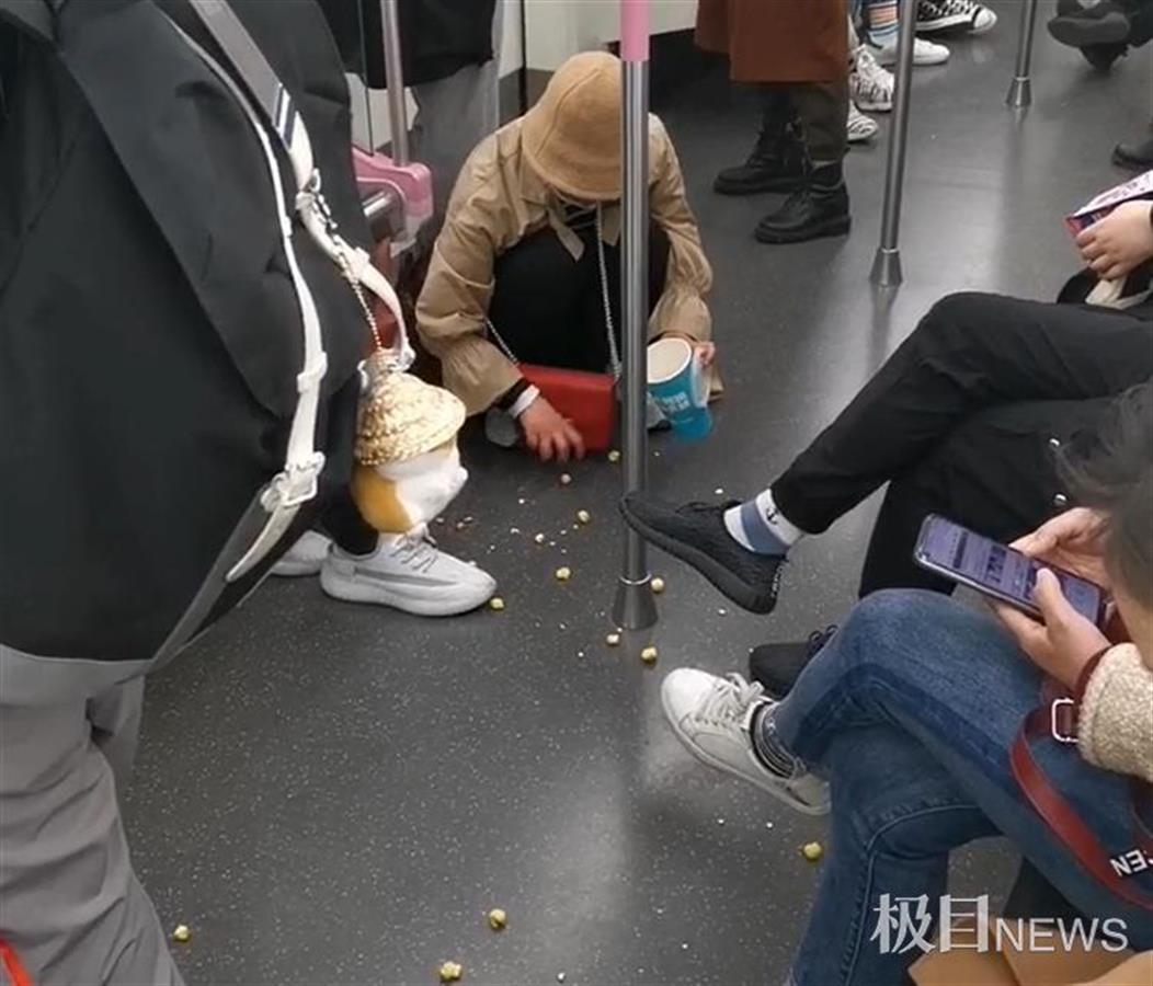 小女孩武汉地铁上弄洒爆米花，妈妈蹲下一粒粒全部捡起