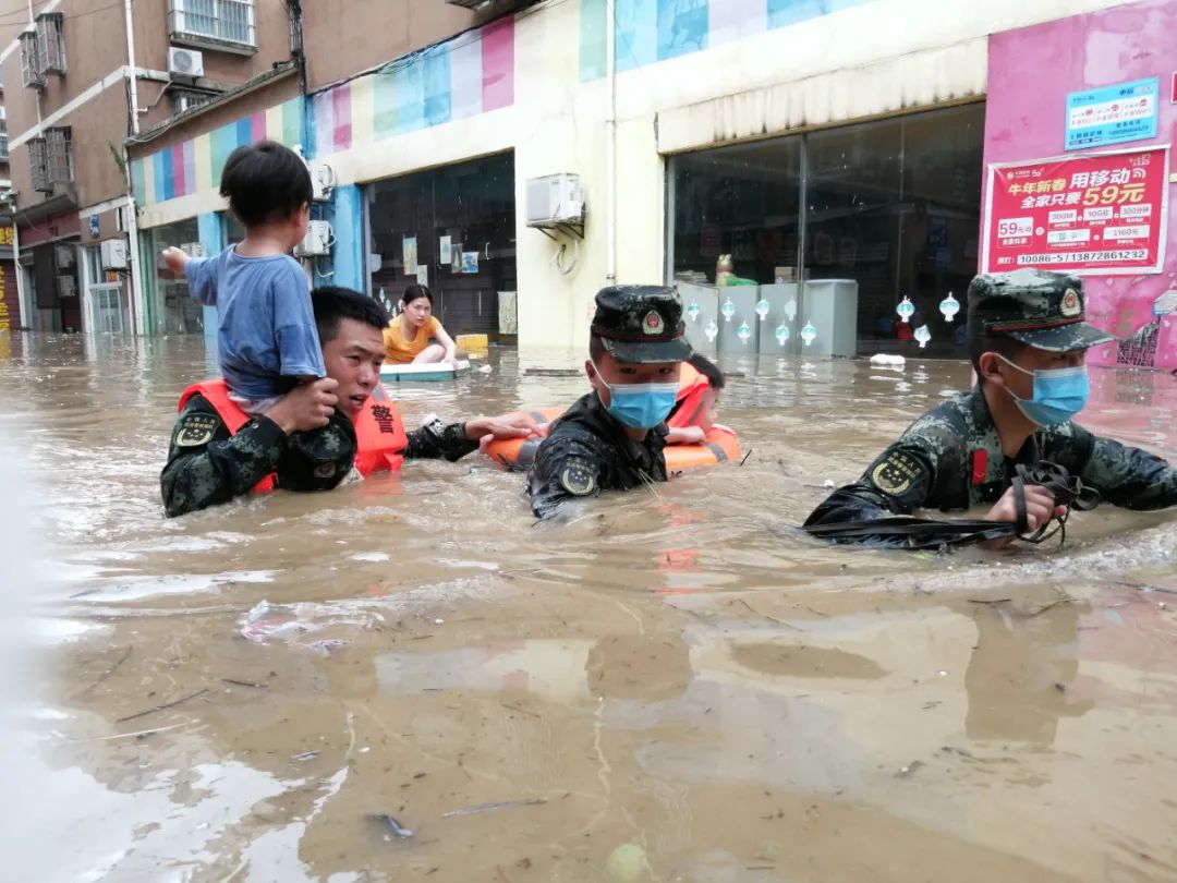 湖北省多地遭遇洪涝灾害武警湖北总队兵分三路高效开展救援