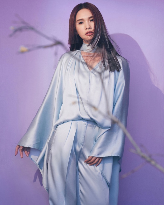 杨丞琳穿淡蓝色连体装 挑染公主切造型干练又甜美