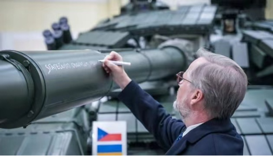 外媒：捷克总理视察军工企业，在援乌坦克炮管上写下一句话