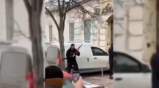 《【杏鑫娱乐登录】俄媒：乌克兰首都国家安全局大楼外现枪声，有人“鸣枪警告”》