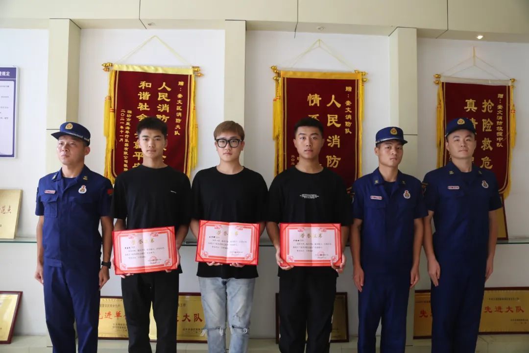 “灭火器”潍坊消防为这三位扑火少年颁发荣誉证书