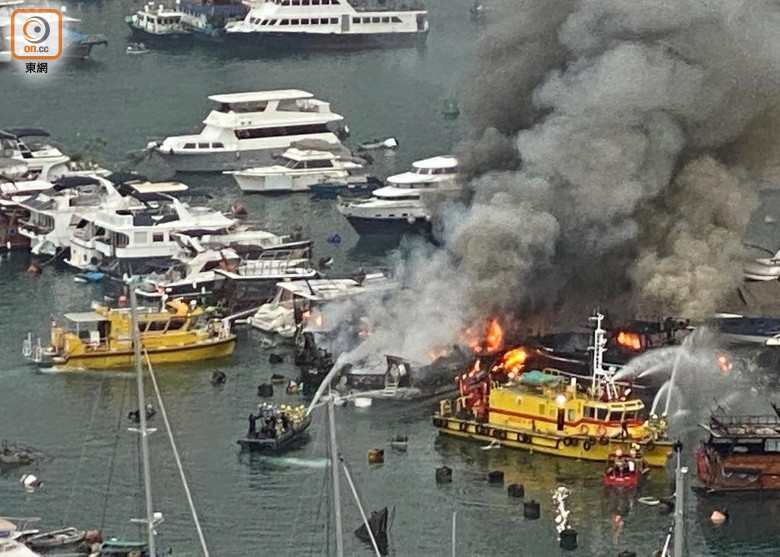 突发！港府公报：香港仔南避风塘14艘船凌晨起火，一人不适送医