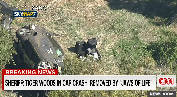 高尔夫球名将泰格伍兹发生车祸 现场惨烈 车都变形了…