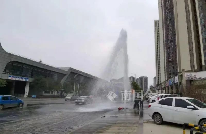 柳州万象路上越野车撞断路边消防栓水，水柱喷出十多米高