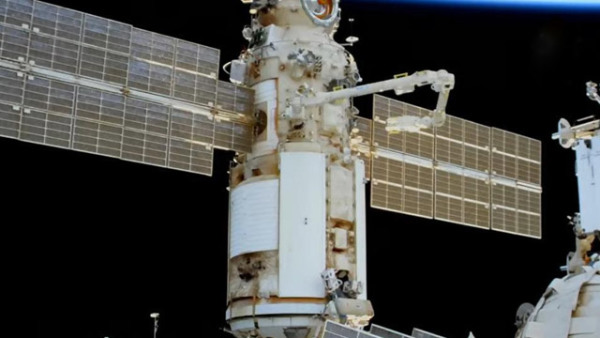 俄宇航员提前中止国际空间站舱外任务
