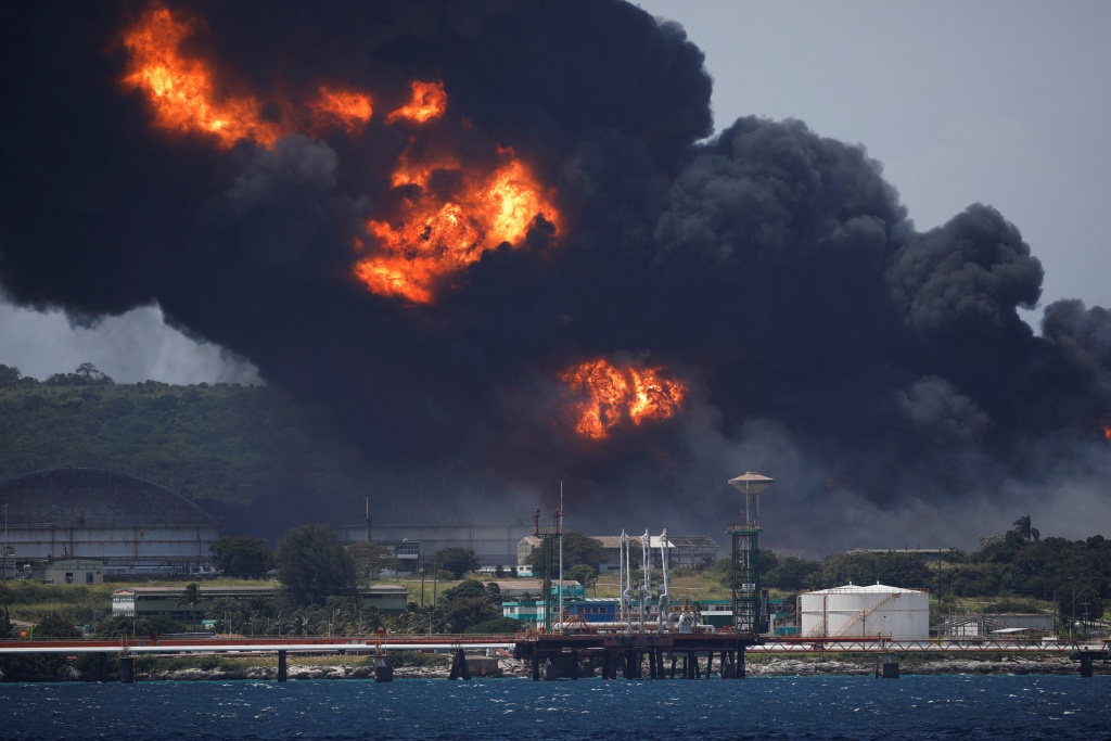 古巴马坦萨斯省石油储备基地发生火灾