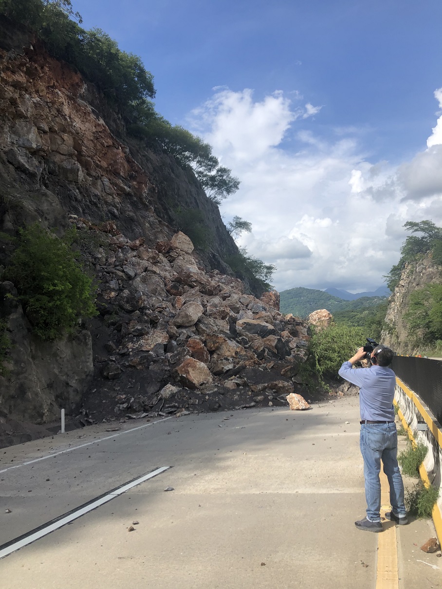 墨西哥7 1级地震引发塌方高速公路受阻