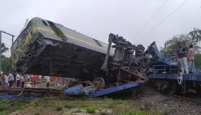 印度两列货运火车相撞 致