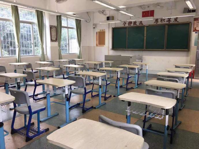 直击广州高风险区高考考点：监考老师大部分是从中低风险区域“逆行”到高风险区的