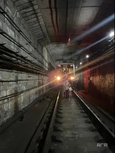 上海地铁1号线故障，持续近3个小时，乘客从隧道内撤离！