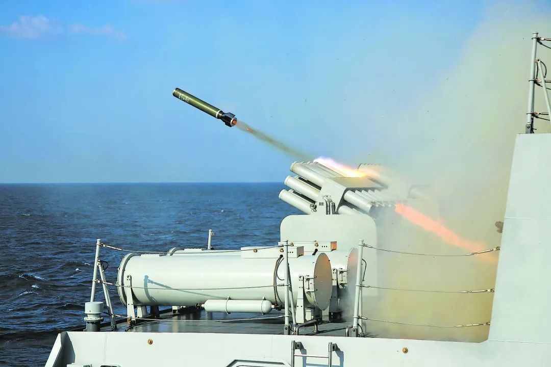中国海军第36批护航编队在亚丁湾某海域开展多科目实弹射击训练