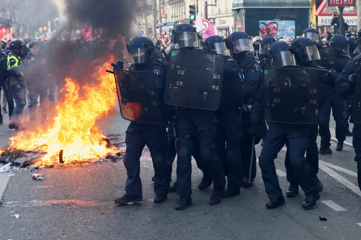 法国举行第四次跨行业罢工游行 反对退休制度改革