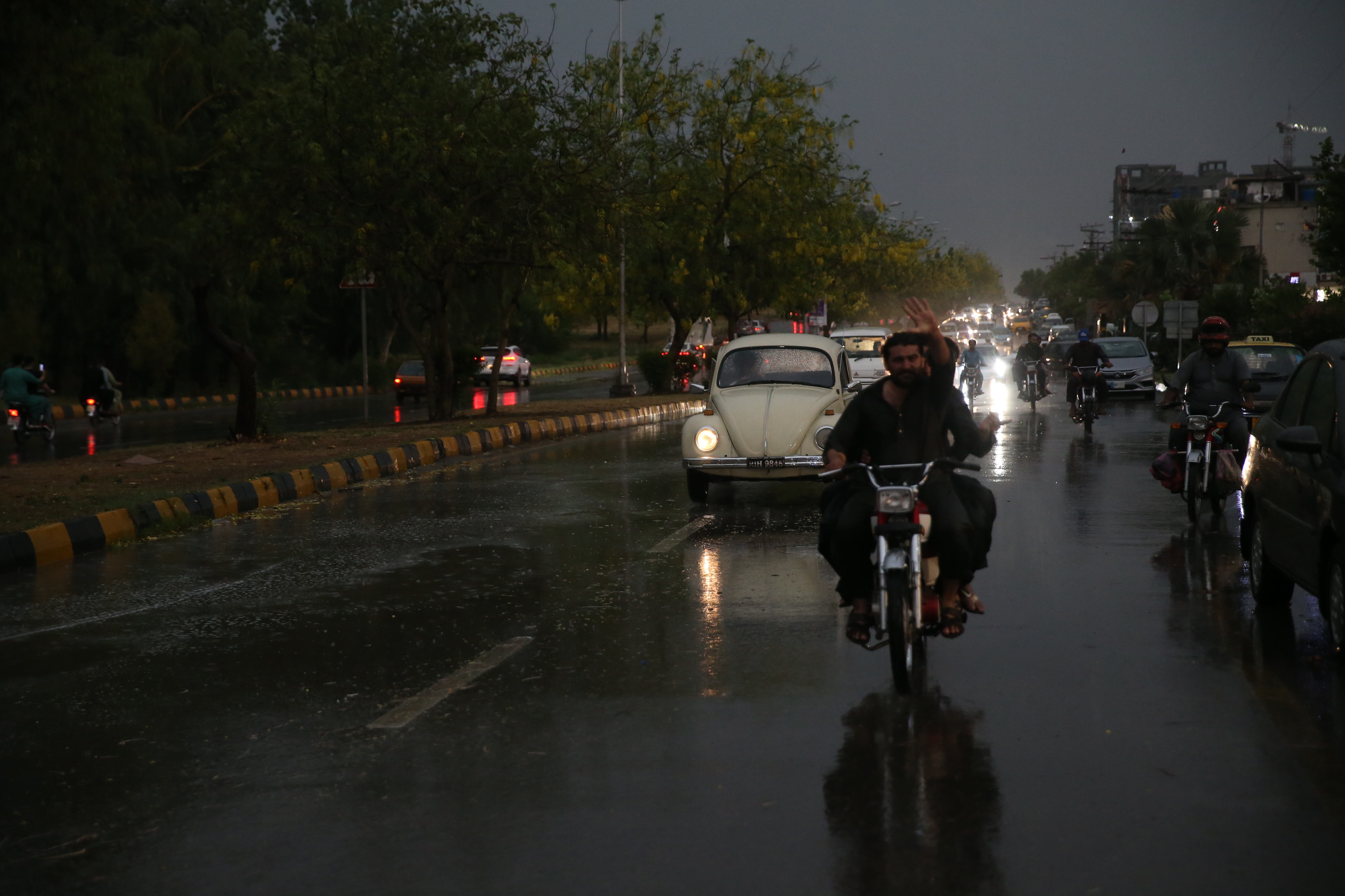 巴基斯坦伊斯兰堡遭遇强风暴雨 树木砸中车辆