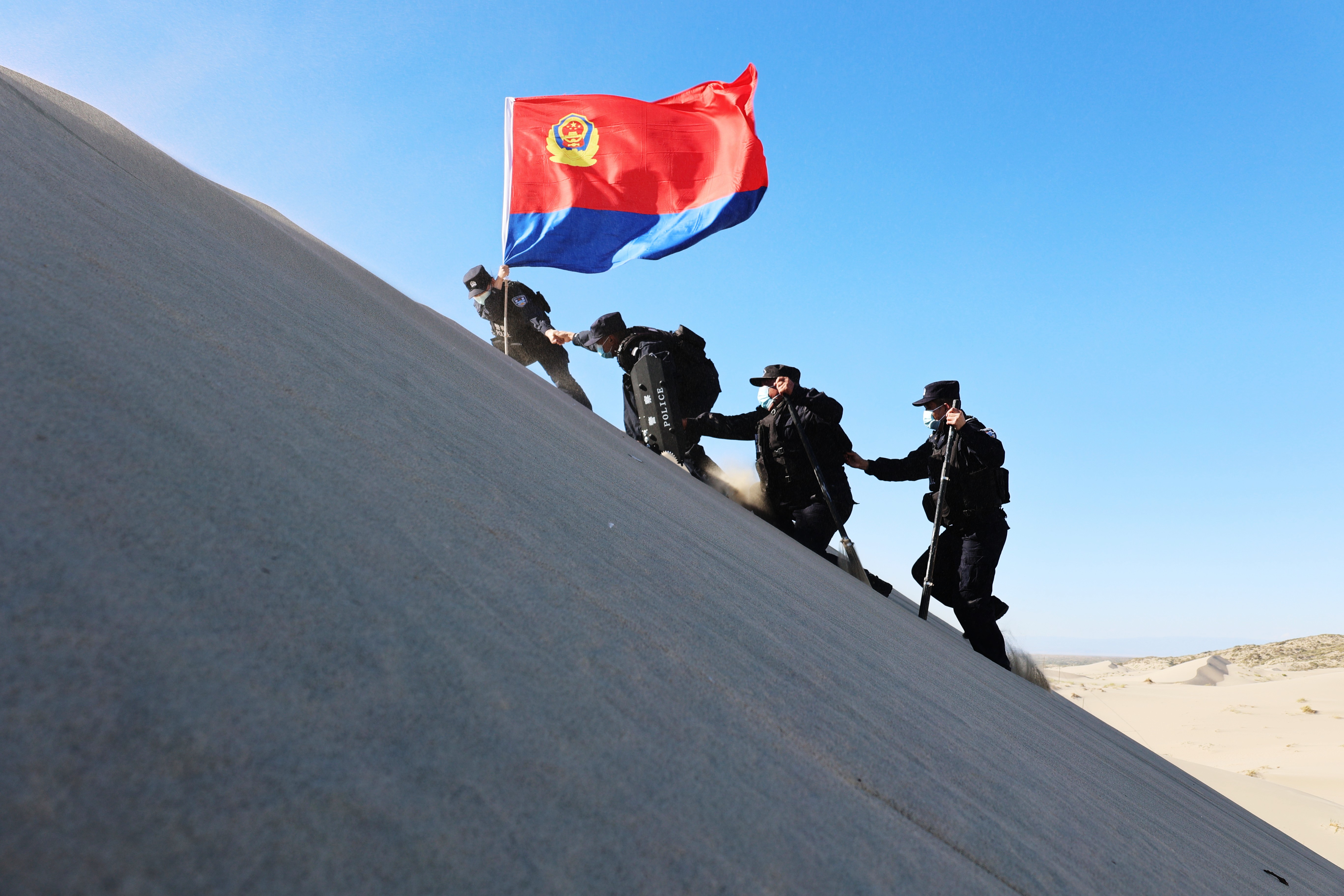 新疆阿勒泰组织沙漠巡护队 确保边境辖区安全稳定