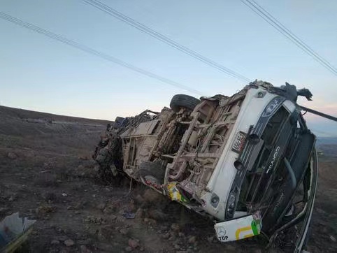 秘鲁一辆巴士从山路坠落造成至少27死4伤