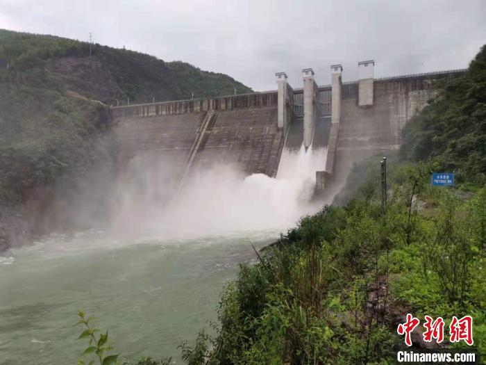 广西桂林漓江上游水库排洪 漓江洪水开始缓慢回落