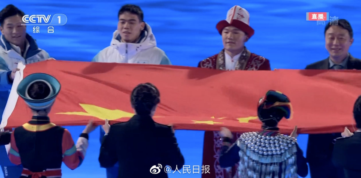 《【星图平台官网】感动！普通的中国人手手相传国旗》