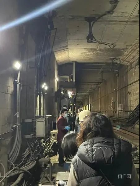 《【恒达娱乐平台怎么注册】上海地铁1号线突发故障，乘客从隧道内撤离》