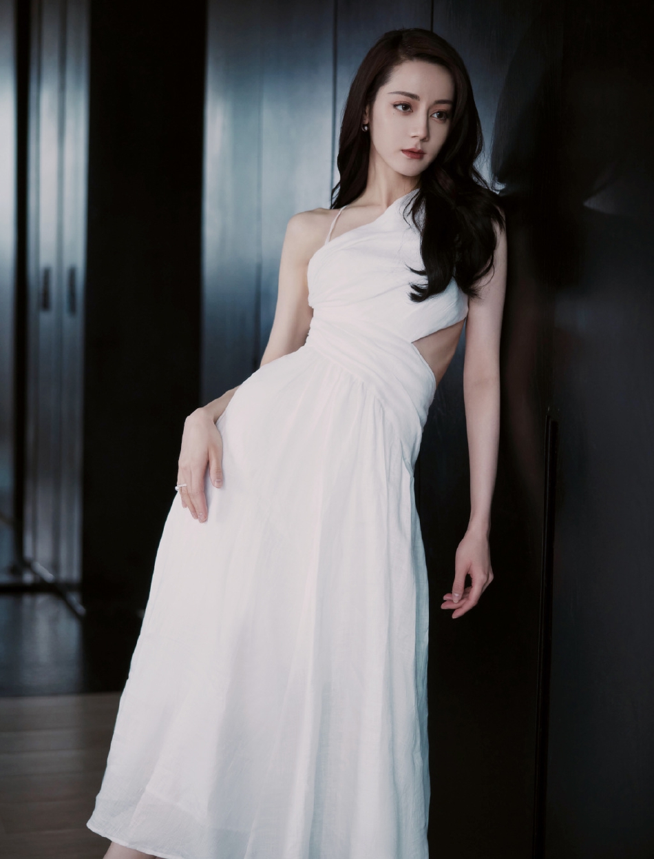 迪丽热巴穿白色连衣裙 长发微卷气质优雅