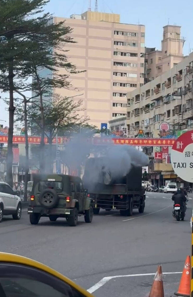 台南市区惊见台军车辆“狂排黑烟”，民众称“离谱”，台军致歉好好日网