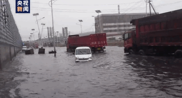 大雨来袭 内蒙古乌海城区7人被困车内 消防人员蹚水探路救人