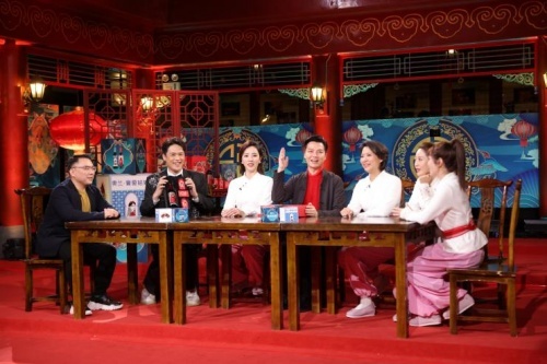 奥兰中国董事长暨创始人郑俊杰与《年年有戏》的主持人们