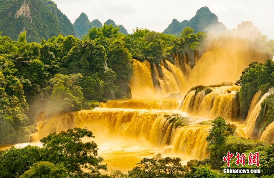 亚洲第一跨国瀑布呈现“黄金瀑布”壮观景象