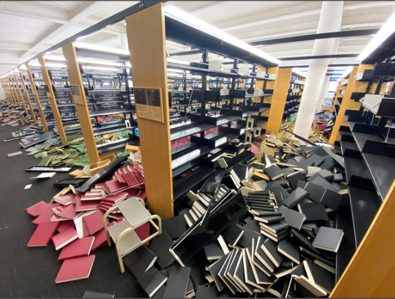 日本福岛近海强震致40万册书散落满地 收完需2个月