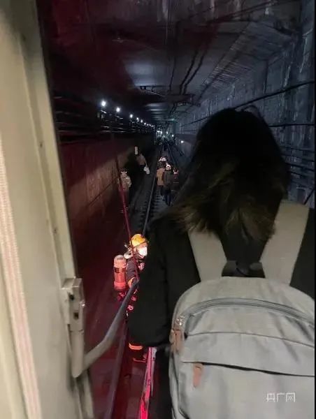 《【恒达娱乐平台怎么注册】上海地铁1号线突发故障，乘客从隧道内撤离》