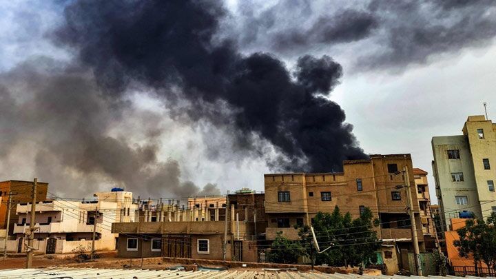 苏丹冲突双方继续在喀土穆等地激烈交火 一市场遭袭致12名平民死亡