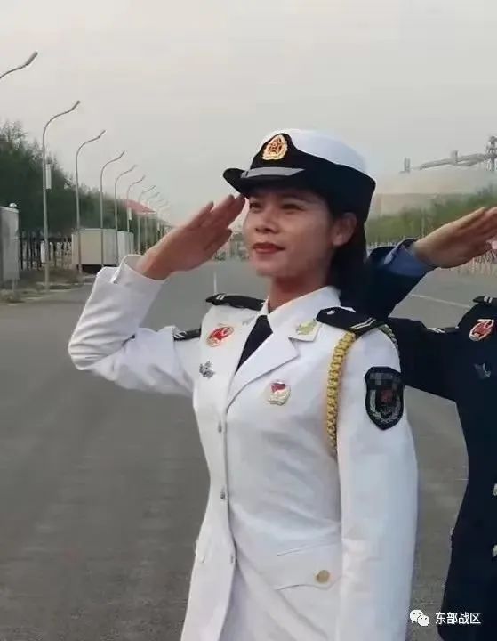 这个女兵，参加过国庆大阅兵，她来到了新兵大队……