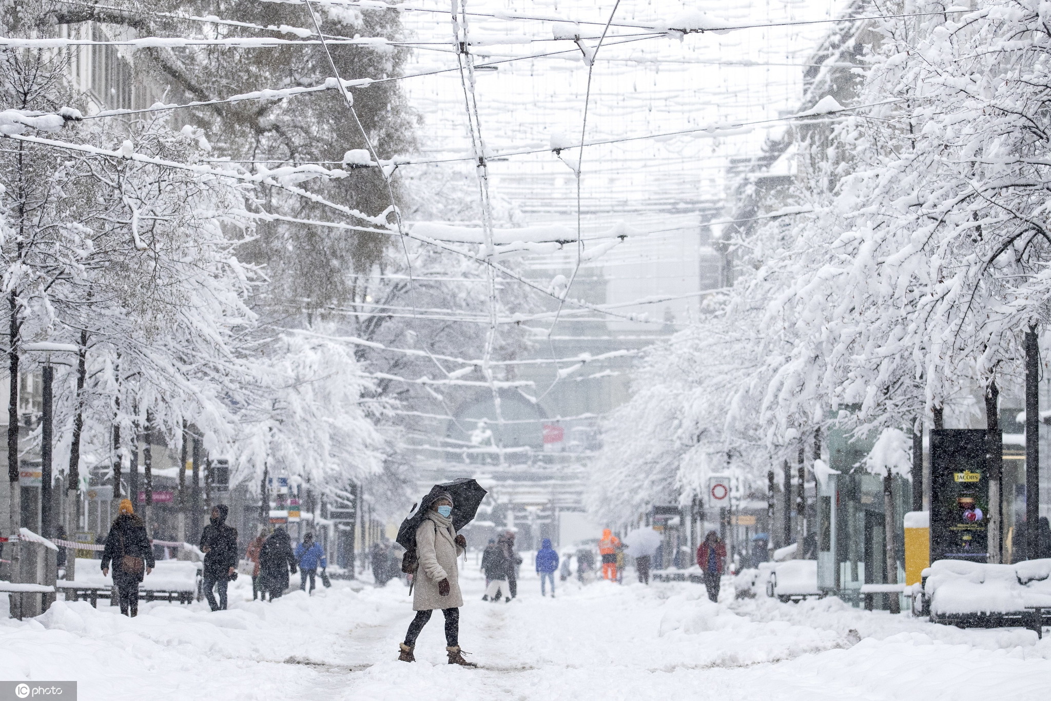 瑞士苏黎世遭大雪袭击银装素裹民众玩雪嗨翻天