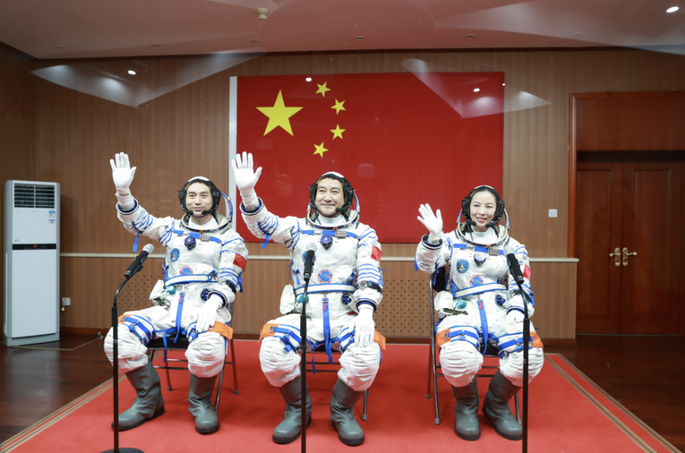 中国航天员在太空中如何理发？