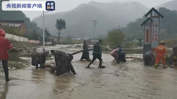 甘肃天水强降雨致民房被淹9人被困 消防部门紧急救援 