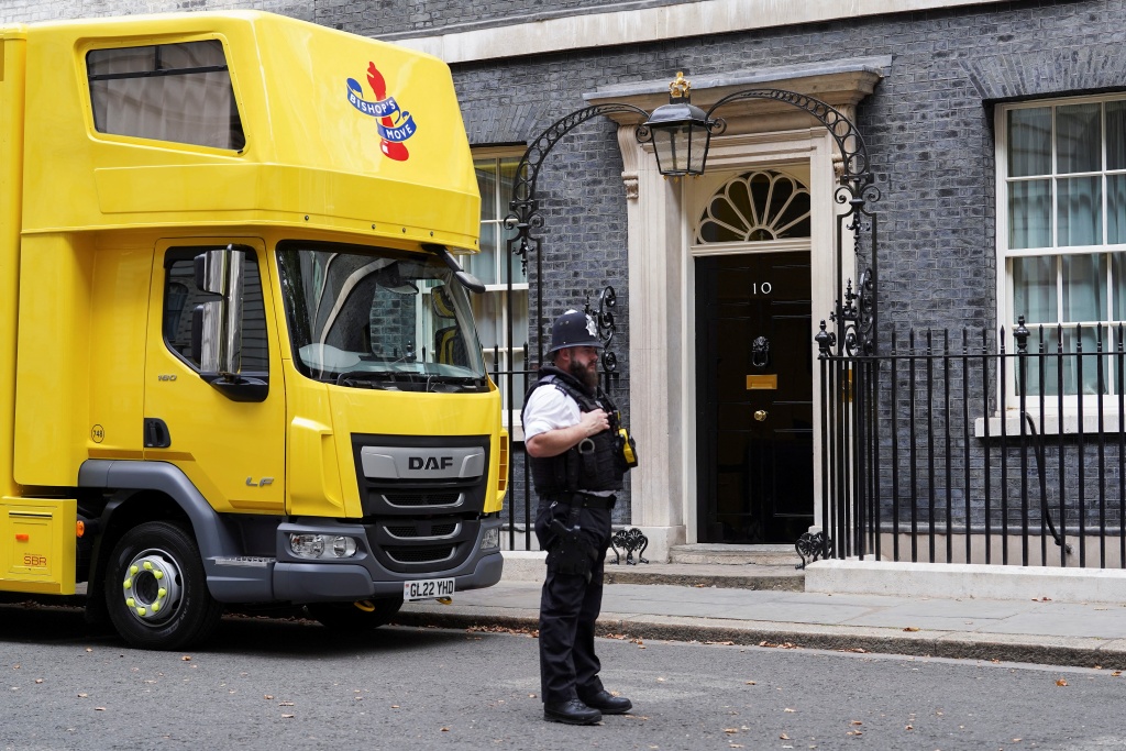 英国首相约翰逊准备离任 搬家车辆停在唐宁街
