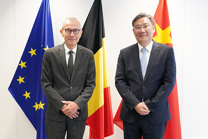 商务部部长王文涛与比利时副首相兼社会事务和卫生大臣范登布鲁克举行会谈