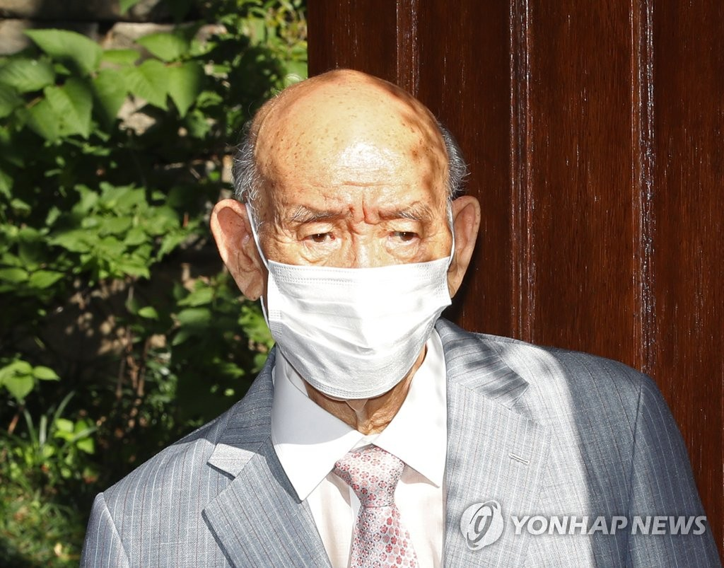 现场激烈 90岁韩国前总统全斗焕出庭前遭抗议 下跪谢罪