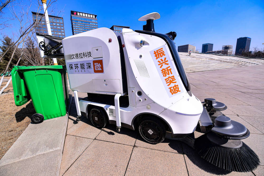 东北首个无人扫保机器人在辽宁沈阳上街作业