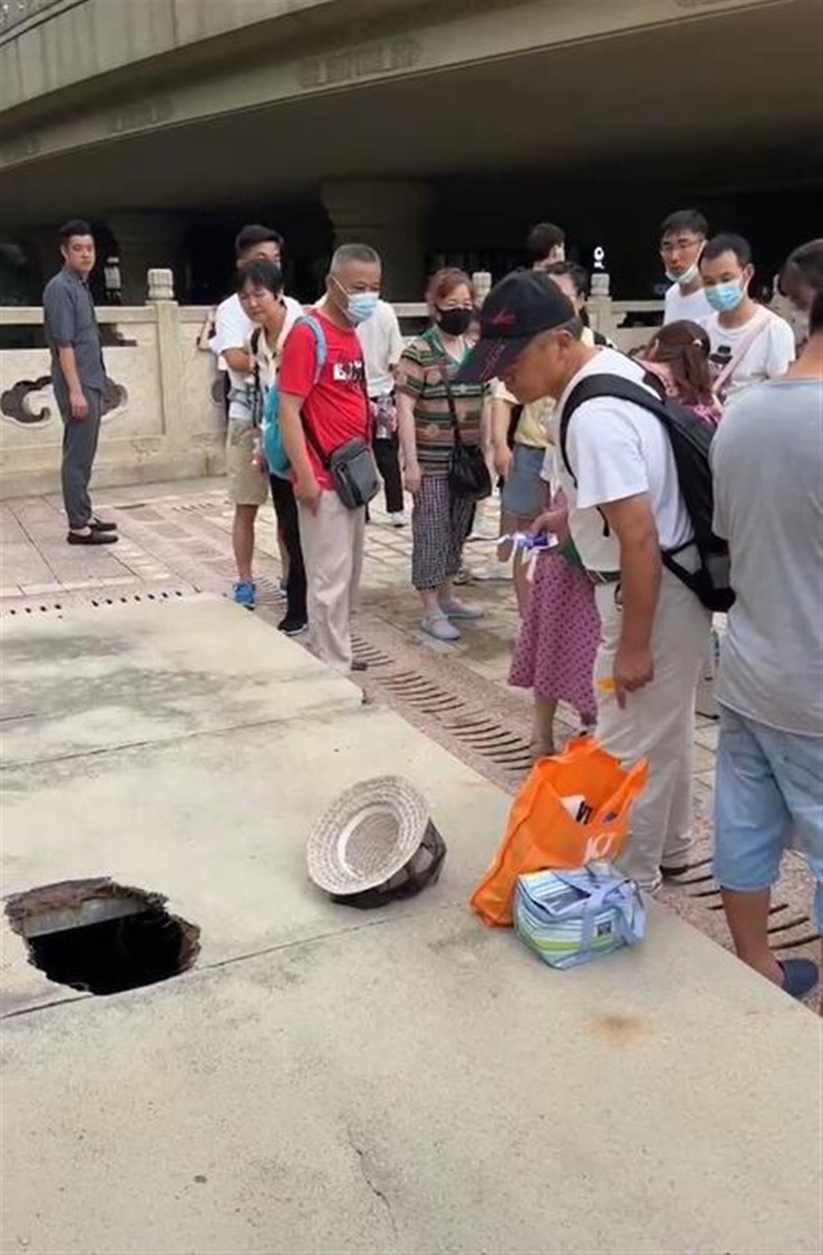 “景区”南京一景区回应小孩坠入盖板塌洞：已及时送医，会增设警示标识