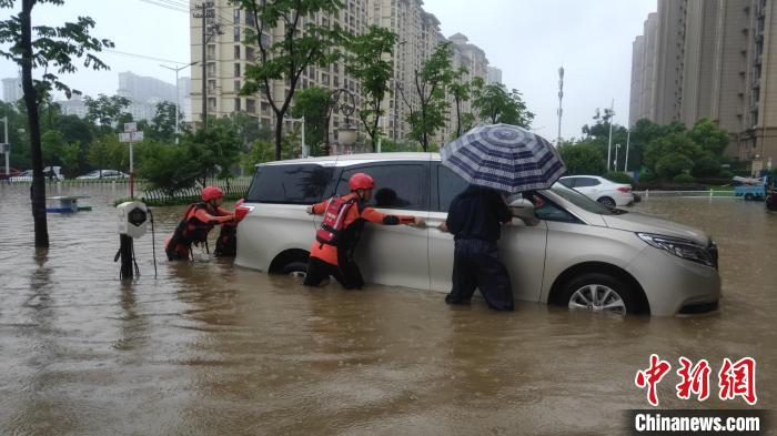 安徽安庆：暴雨袭来道路积水近50公分 消防紧急救援被困人员