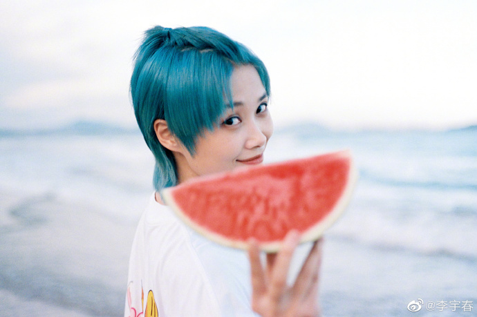 李宇春分享夏日海边写真 染蓝色头发清爽俏皮